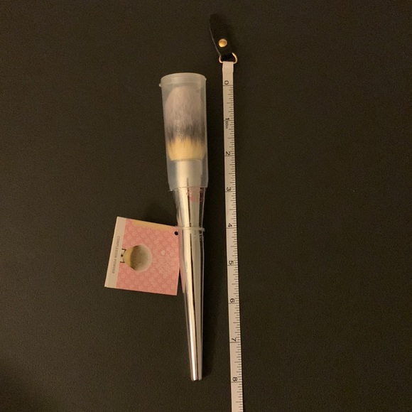 It Cosmetics Powder Brush - Picture 7 of 7
